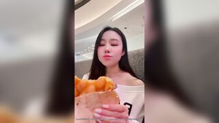 Gái dâm bú cặc người yêu trong quán nước hàng ngon dâm đãng kích thích