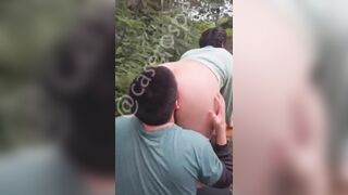 Bú lồn chị khoá trên đít căng giữa rừng