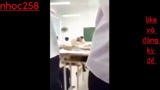 Em học sinh mới lớn gạ địt cô giáo trong lớp và cái kết sướng vl ra
