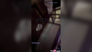 Đứng ngoài quay phim xem em sugar baby rên không kịp thở với 2 thằng bạn thân