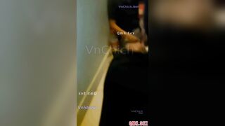 Nhìn con bạn bị địt giữa bàn nhậu trong khi gần 10 anh đang ngồi đợi
