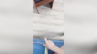 Dâm nữ lên cơn nứng lồn thủ dâm với quả dưa chuột
