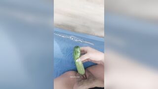 Dâm nữ lên cơn nứng lồn thủ dâm với quả dưa chuột