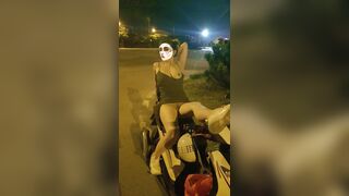 Nứng chim với mấy em khoe hàng nơi công cộng