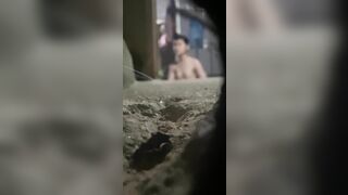 Em hàng xóm tắm