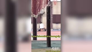 Đôi nam nữ làm tình ngay giữa sân bóng rổ
