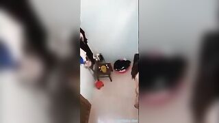 Em họ tắm