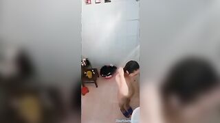 Em họ tắm