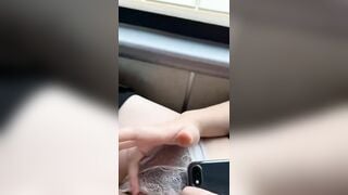 Gái dâm nứng lồn móc thủ dâm kích thích trên xe khách lồn múp
