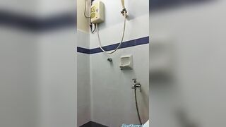Em hàng xóm tắm dáng người cao ráo