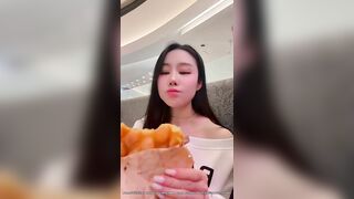 em gái xinh bú cu bạn trai public