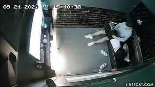 Sinh viên vào phòng hát địt nhau bị quay lén dâm đãng