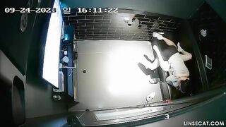 Sinh viên vào phòng hát địt nhau bị quay lén dâm đãng