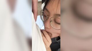 bé học sinh kính cận mới đi học về chưa kịp cởi đồ đã lao vào con cu con của anh