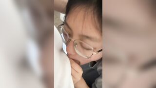 bé học sinh kính cận mới đi học về chưa kịp cởi đồ đã lao vào con cu con của anh