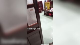 Chị già hàng xóm gọi sang sửa ổ căm bị trập cháy, hóa ra, ổ cắm bị mốc.