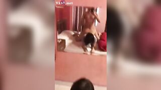 Ny thua kèo con ghệ bị bạn thân vừa quay vừa địt doggy trước gương
