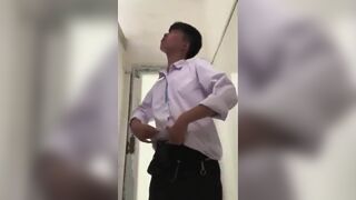Học sinh quay tay trong nhà vệ sinh
