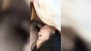 Đang ngủ say thì con em kế sang mò cu bú mút cực đáng yên khiến anh tỉnh giấc