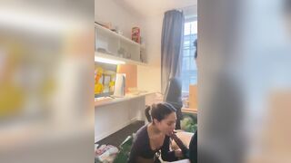 Châu Á nhỏ bé bú con cặc to tây đen 8