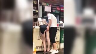 Sờ mông em gái say rượu mới quen mông to