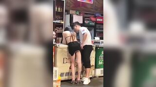 Sờ mông người lạ say rượu ở quán nước mông to