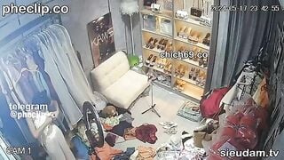 Quay lén chủ shops quần áo vú to lồn múp địt nhau với khách dâm đãng kích thích