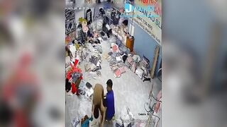 Xem cam thì phát hiện vợ bị khách hàng hấp dâm
