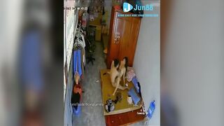 Xem cam thì phát hiện vợ bị khách hàng hấp dâm