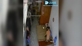 Xem cam thì phát hiện vợ bị khách hàng hấp dâm