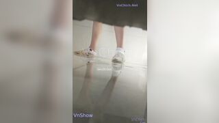 Sex Quay Lén Gái Việt Rửa Lồn Sau Khi Đái Trong Nhà Vệ Sinh Bị phát hiện
