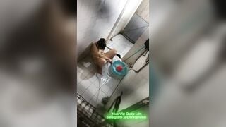 Quay Lén Chị Gái Nứng Lồn Lấy Vòi Nước Thủ Dâm