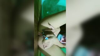Em gái thủ dâm bằng cây bút rung