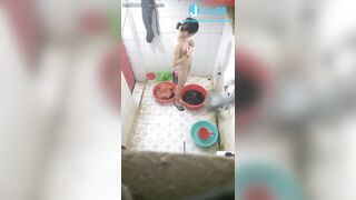 Quay lén em hàng xóm vú to lồn ngon tắm nhìn là muốn địt