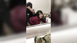Cặp đôi địt nhau trong nhà vệ sinh