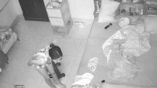quay lén bé Học sinh mới lớn thay đồ đi học