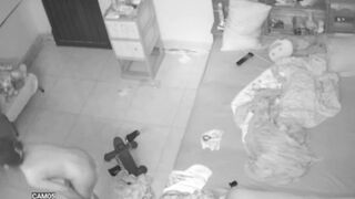 quay lén bé Học sinh mới lớn thay đồ đi học
