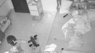 quay lén bé Học sinh mới lớn thay đồ đi học