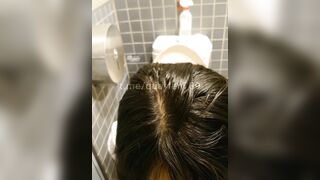 Quay lén gái non mình dây nứng đi đái trong wc