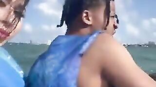Địt nhau với em gái mông to vú bự địt nhau dâm đãng từ biển lên bờ