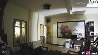 Hack camera em gái kính cận vú to thả rông ở công ty