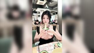 Gái Xinh Khoe Ngực Ti Hồng Đang Húp Mì Nơi Công Cộng
