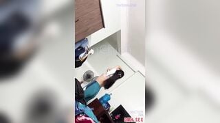 Bé sinh viên thay đồ chuẩn bị đi học vẫn bị anh đè ra địt bắt bú cu xuất tinh lên bụn