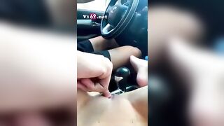 1 tay lái xe 1 tay móc lồn em ny dâm