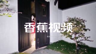 Cùng e ny váy đỏ dâm đãng nữa đêm ra đường show lồn rồi địt nhau public trong sân
