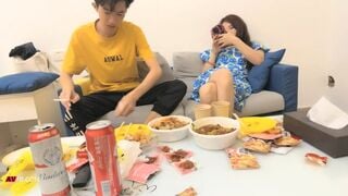 Thấy chị gái thằng bạn đang bấm điện thoại liền đè ra gạ chịch chị tung lồn