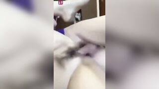 Em nữ sinh trong bộ đồng phục trường trốn học cùng bạn thân