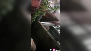 Đứng quay clip cho bạn và người yêu đụ nhau trên ban công giữa phố