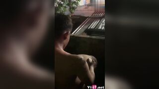 Đứng quay clip cho bạn và người yêu đụ nhau trên ban công giữa phố