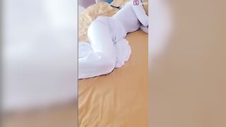 Khám phá cơ thể em nữ sinh áo dài nằm mê man trên giường
